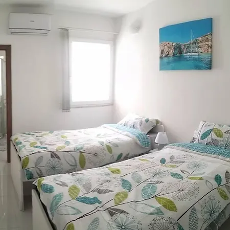 Ferries Apartment *